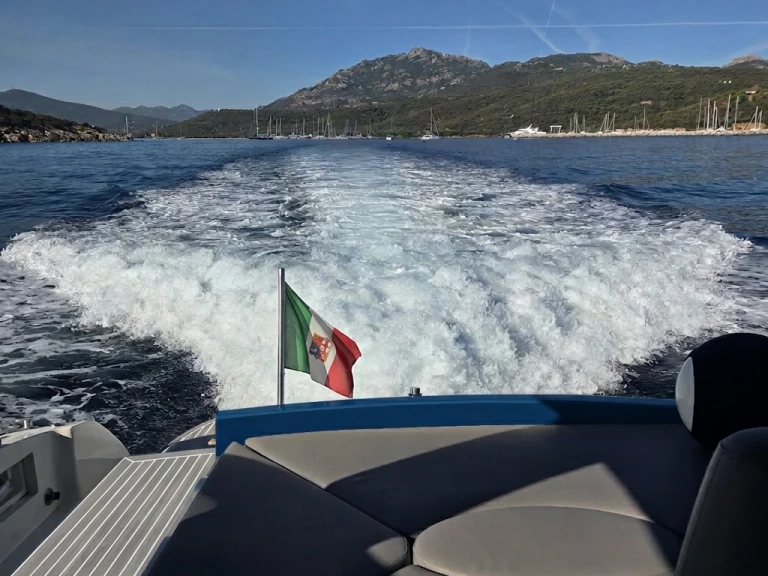 Noleggio Barca a motore con o senza skipper Baia a Poltu Quatu