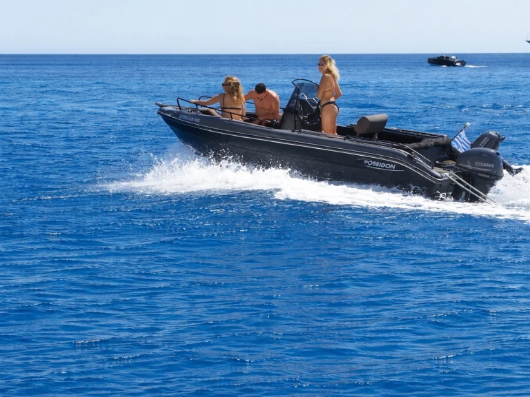 Barca a motore a noleggio a Mílos al miglior prezzo