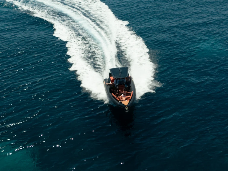 Barca a motore a noleggio a Gouviá al miglior prezzo