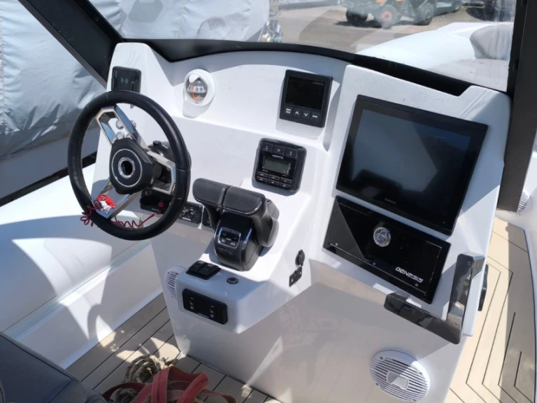 Barca a motore a noleggio a Gouviá al miglior prezzo