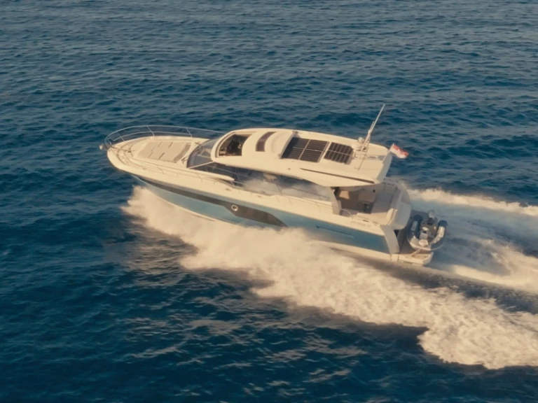 Yacht di lusso a noleggio a Marina Lav al miglior prezzo