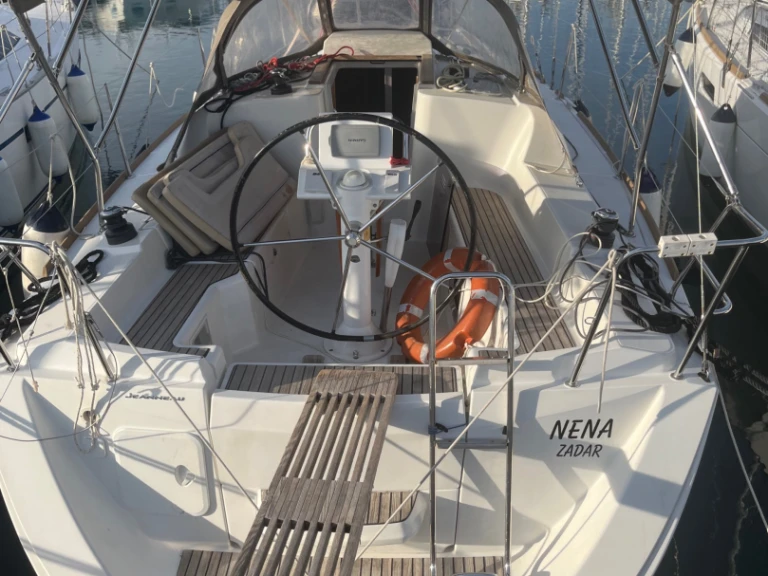 Noleggio Barca a vela Jeanneau con patente nautica