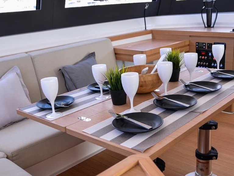 Catamarano a noleggio a Toúrlos al miglior prezzo