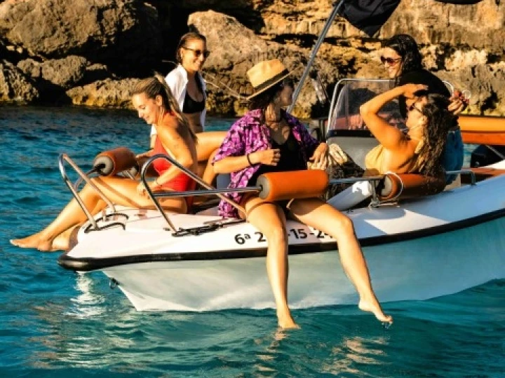 Noleggio Barca a motore Polyester Yacht con patente nautica