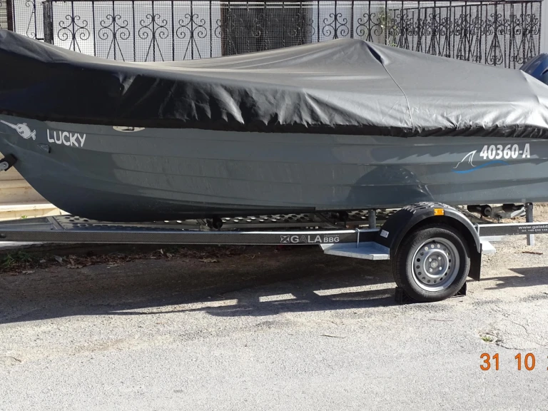 Barca a motore a noleggio a Parálio Ástros al miglior prezzo