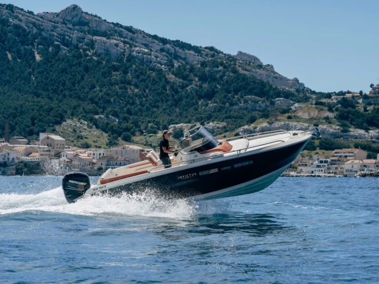 Noleggio Barca a motore Invictus  con patente nautica