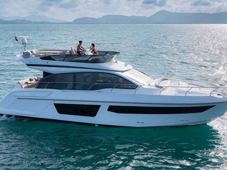 Noleggiare una Azimut Azimut 53 Fly a Trogir