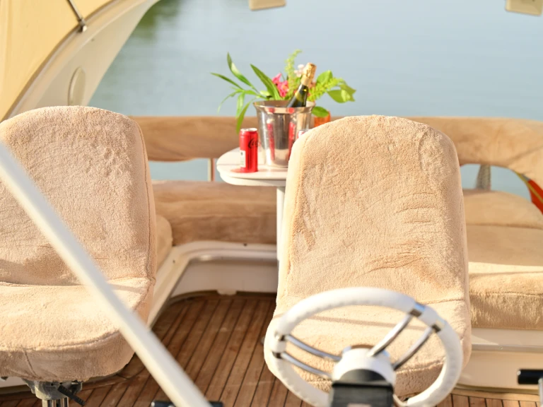 Noleggio Barca a motore a Antalya (City) – Sea Ray 400 Sedan Bridge