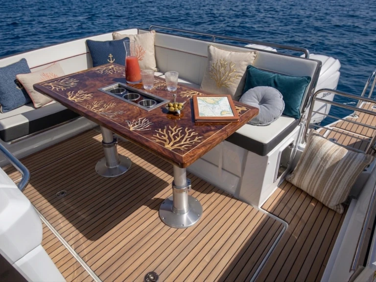 Noleggio Barca a motore Jeanneau con patente nautica