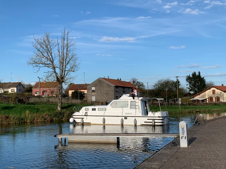 Noleggiare una Triton Triton 1050 Fly a Mittersheim