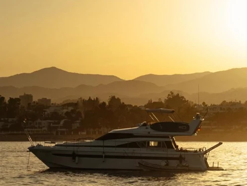 Noleggio Yacht di lusso Astondoa con patente nautica