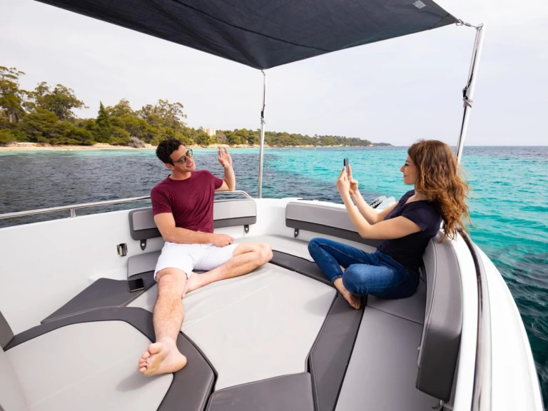 Noleggio Barca a motore Jeanneau con patente nautica