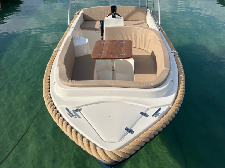 Noleggio Barca a motore kruger con patente nautica