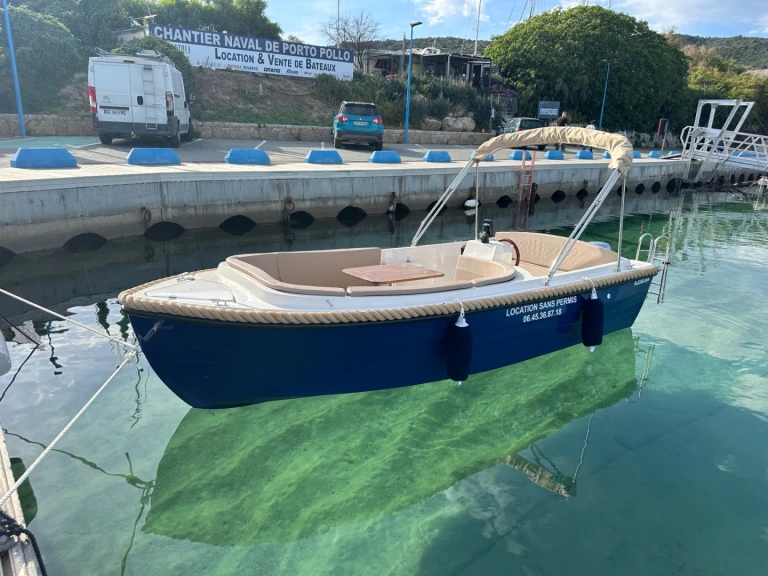 Barca a motore a noleggio a Porto Pollo al miglior prezzo