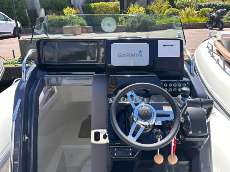 Noleggio barche Zodiac Medline 9 a Cogolin su Samboat