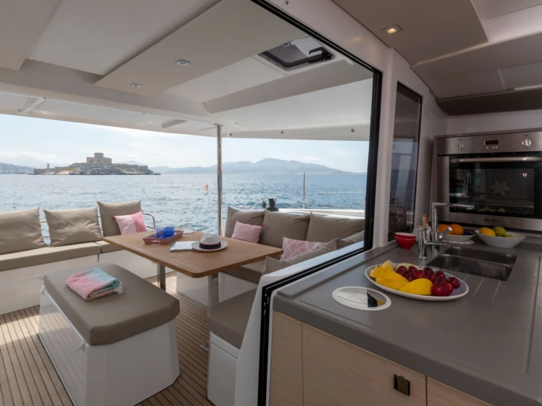 Noleggio Catamarano Fountaine Pajot con patente nautica