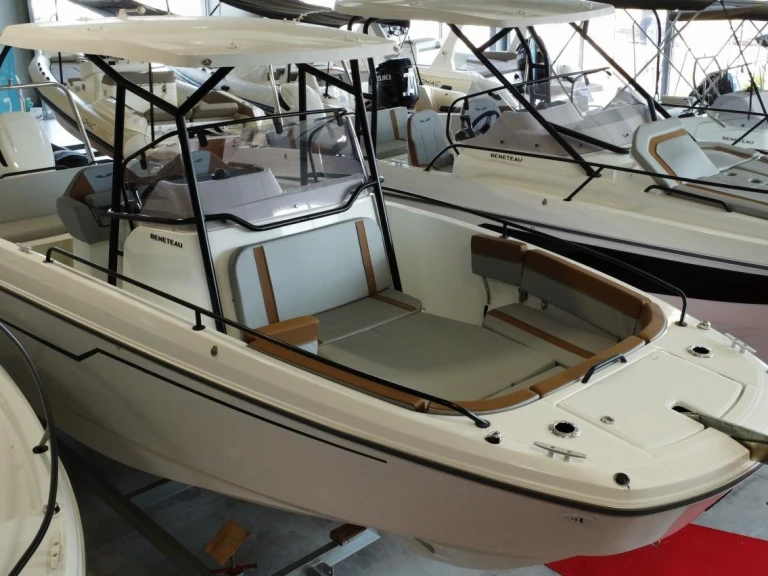 Noleggiare una Bénéteau Flyer 8 SPACEdeck a Ajaccio