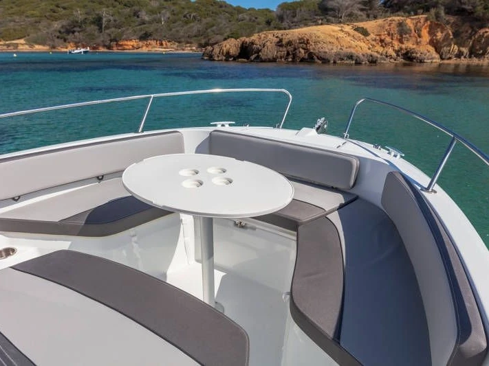 Noleggio Barca a motore Jeanneau con patente nautica