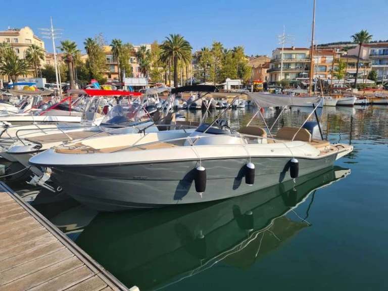 Barca a motore a noleggio a Saint-Raphaël al miglior prezzo
