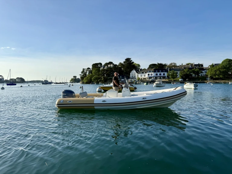 Noleggio a Combrit – Zodiac Medline 740 su SamBoat