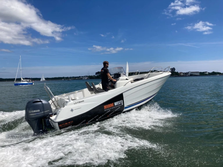 Noleggio Barca a motore Jeanneau con patente nautica