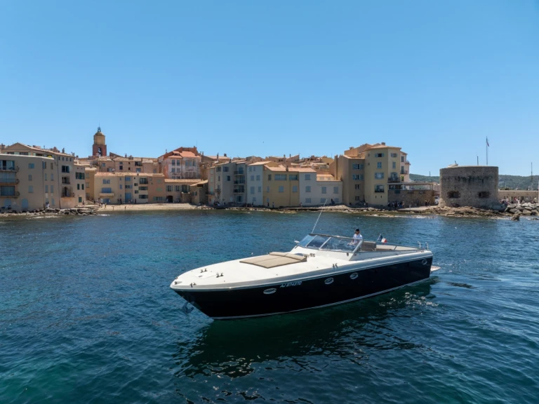 Barca a motore a noleggio a Saint-Tropez al miglior prezzo