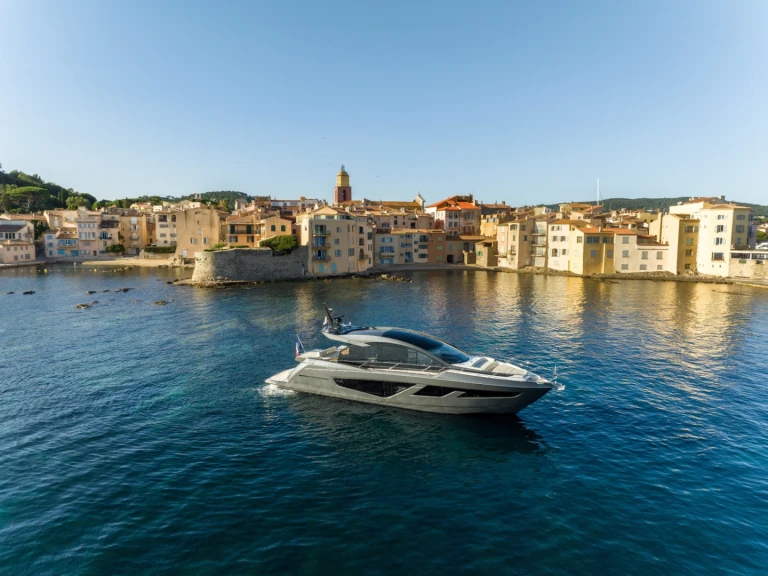 Sunseeker PREDATOR 65 da affittare a  Saint-Tropez