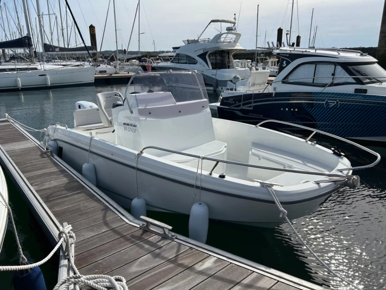 Noleggio Barca a motore Bénéteau con patente nautica