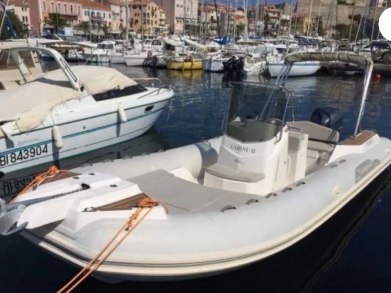 Noleggiare una Capelli Tempest 700 a Portigliolo
