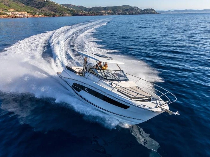 Noleggio Barca a motore Jeanneau con patente nautica