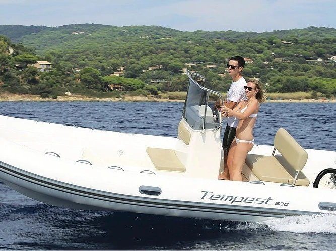 Noleggiare una Capelli Tempest 530 a Porto-Vecchio