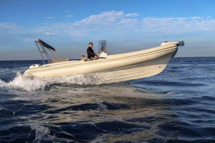 Gommone a noleggio a Cogolin al miglior prezzo