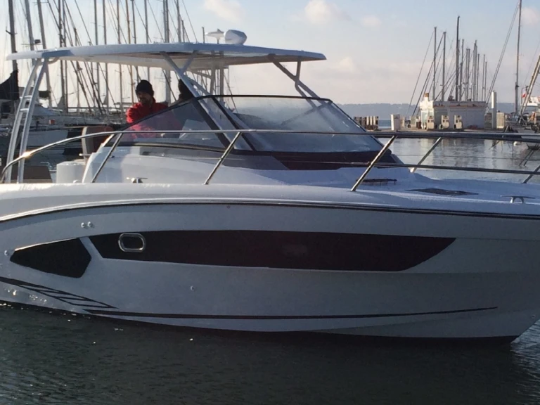 Noleggiare una Jeanneau Cap Camarat 10.5 WA a Cogolin