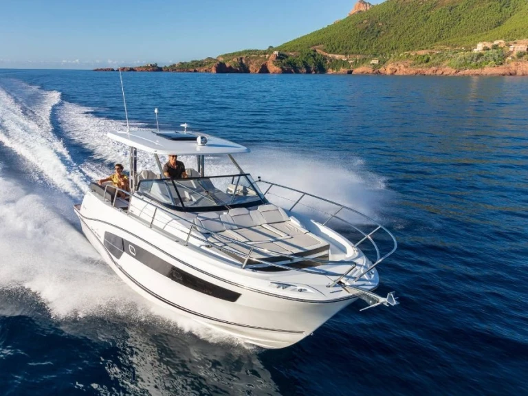 Noleggio barche Jeanneau Cap Camarat 10.5 WA a Cogolin su Samboat