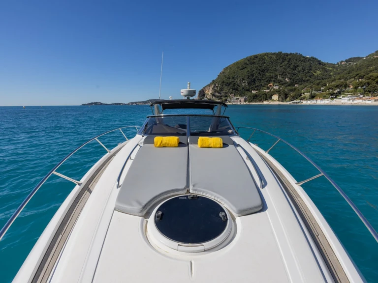 Noleggio Yacht di lusso Sunseeker con patente nautica
