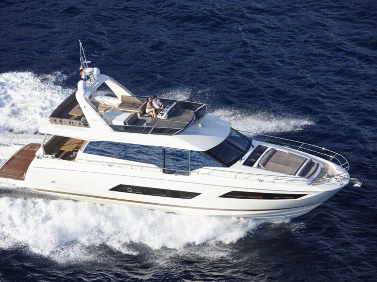 Yacht di lusso a noleggio a Antibes al miglior prezzo