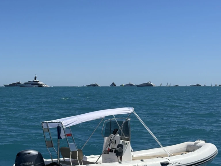 Gommone a noleggio a Antibes al miglior prezzo