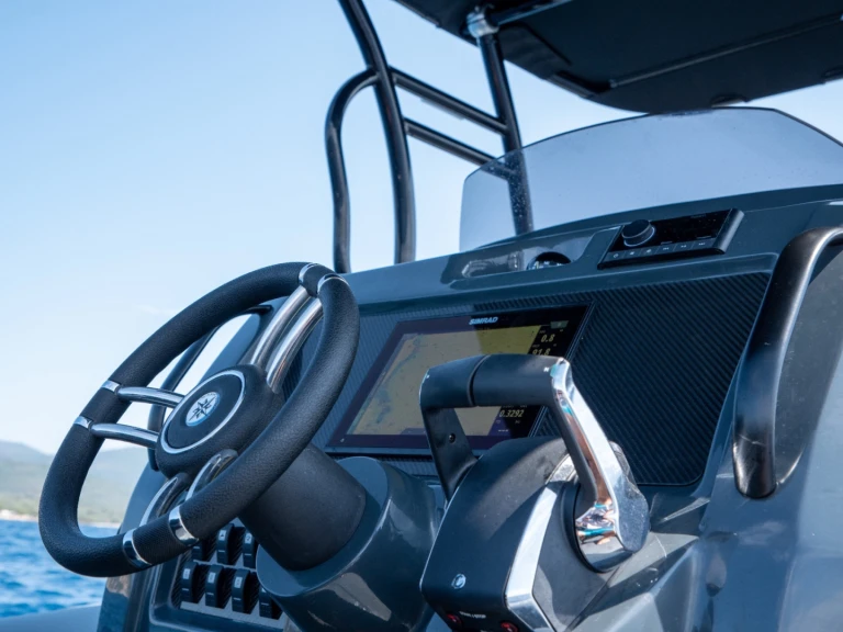 Barca a motore a noleggio a Porto Pollo al miglior prezzo