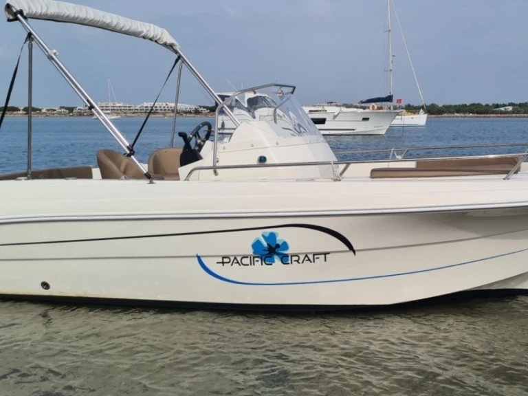 Noleggio Barca a motore Pacific Craft con patente nautica