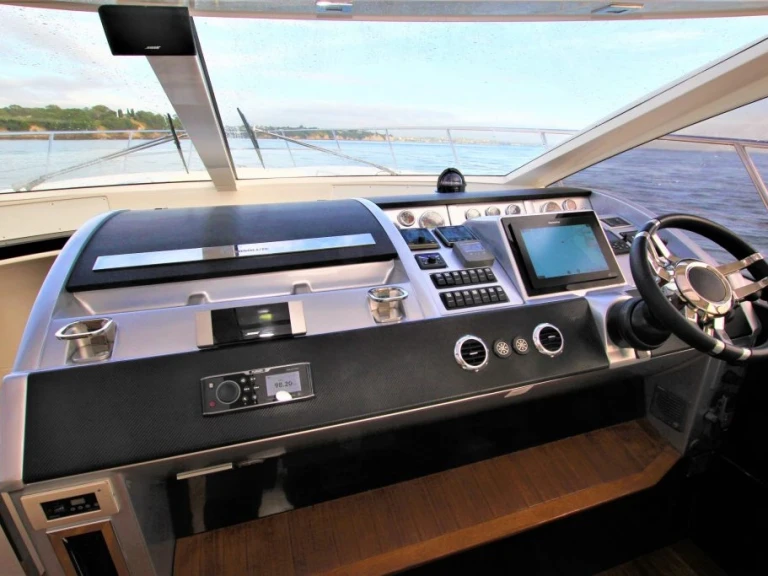 Yacht di lusso a noleggio a Saint-Raphaël al miglior prezzo