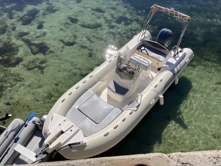 Noleggio a Combrit – Capelli Tempest 700 Sun su SamBoat