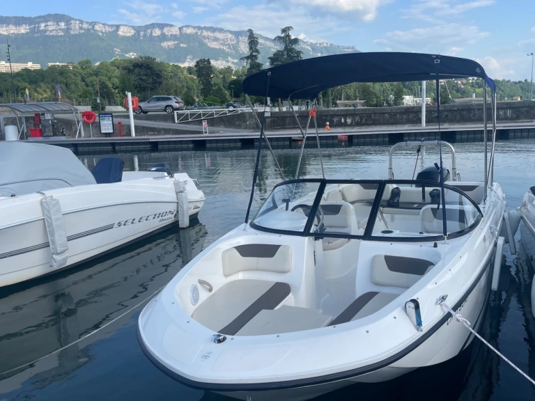 Noleggio Barca a motore Bayliner con patente nautica