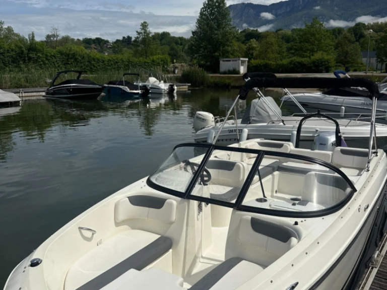 Noleggiare una Bayliner Element E7 a Viviers-du-Lac