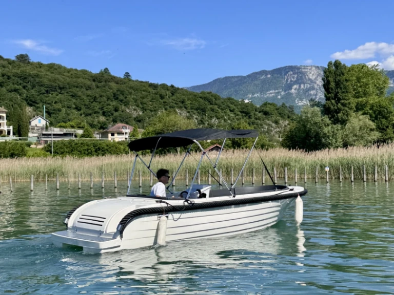 Barca a motore a noleggio a Aix-les-Bains al miglior prezzo
