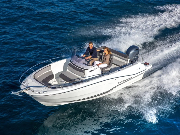 Noleggiare una Jeanneau Cap Camarat 6.5 CC Serie 3 a Lorient