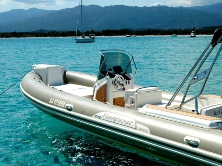 Noleggio a Portigliolo – Capelli Tempest 770 su SamBoat