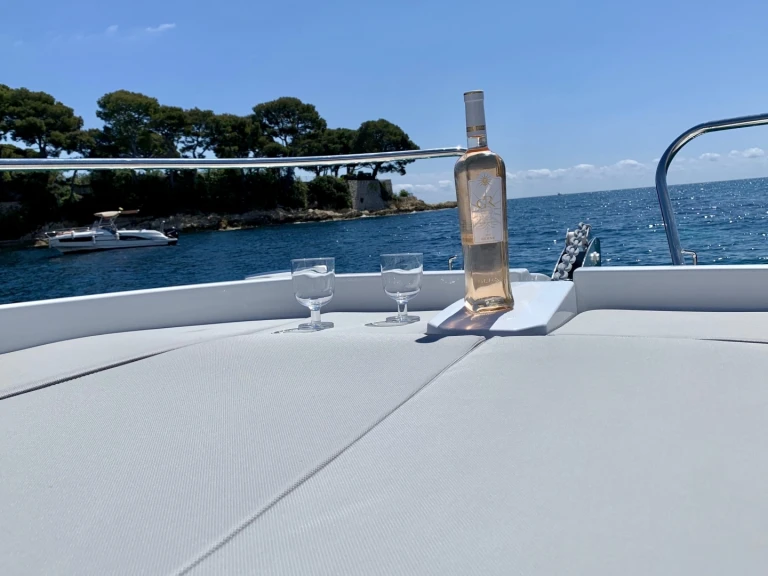 Noleggio Barca a motore con o senza skipper Jeanneau a Antibes