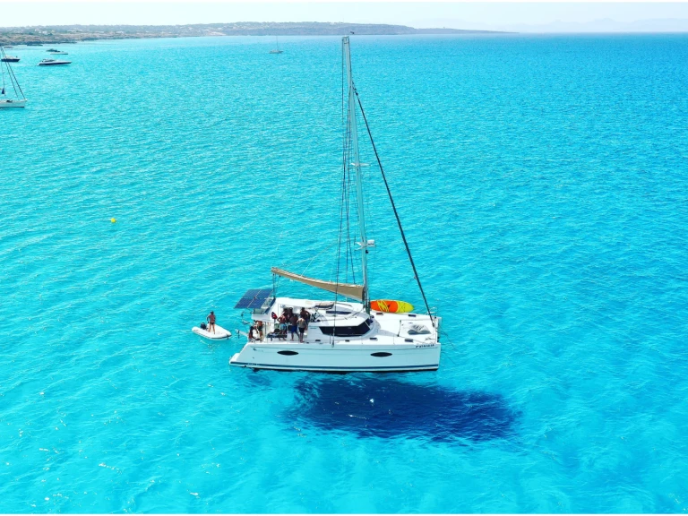 Noleggiare una Fountaine Pajot Helia 44 a Sant Antoni de Portmany