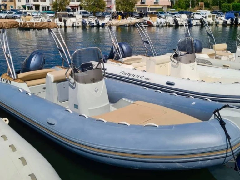 Noleggiare una Capelli Tempest 650 a San Fiorenzo