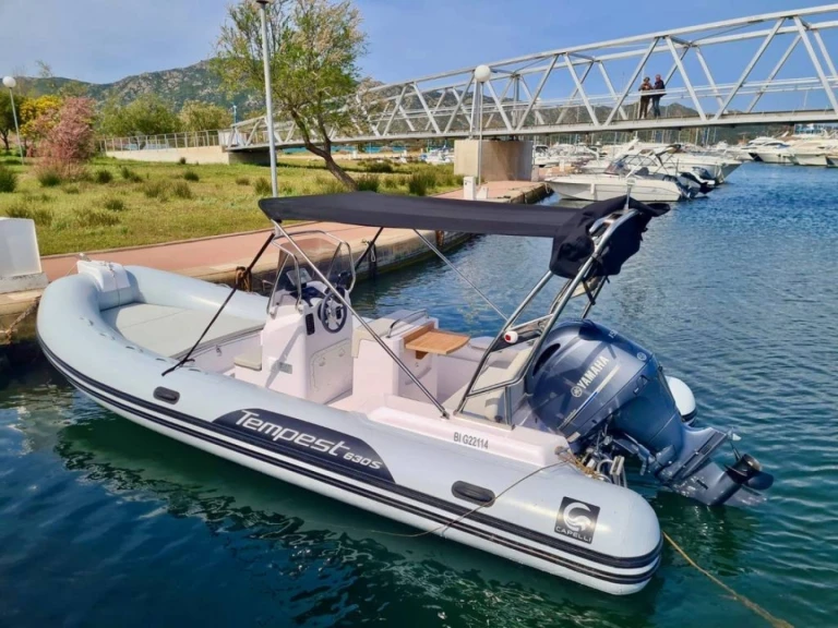 Noleggiare una Capelli Tempest 630 a San Fiorenzo